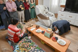 2025년 5월 1일 99세이상 어르신가구 카네이션 꽃바구니 전달식 [계룡면 중장리] 이미지