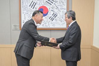 2024년 12월 6일 공주시 명예시민증 수여식 (주)희창물산 권중천님 [상황실] 이미지