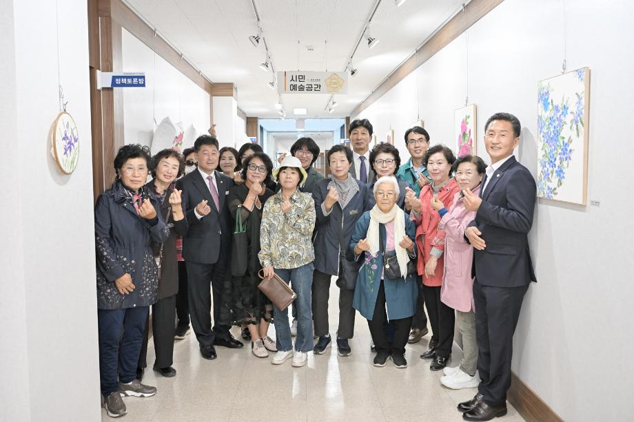 공주시의회 시민예술공간, 평생학습 참여자 작품 전시회 열려 이미지